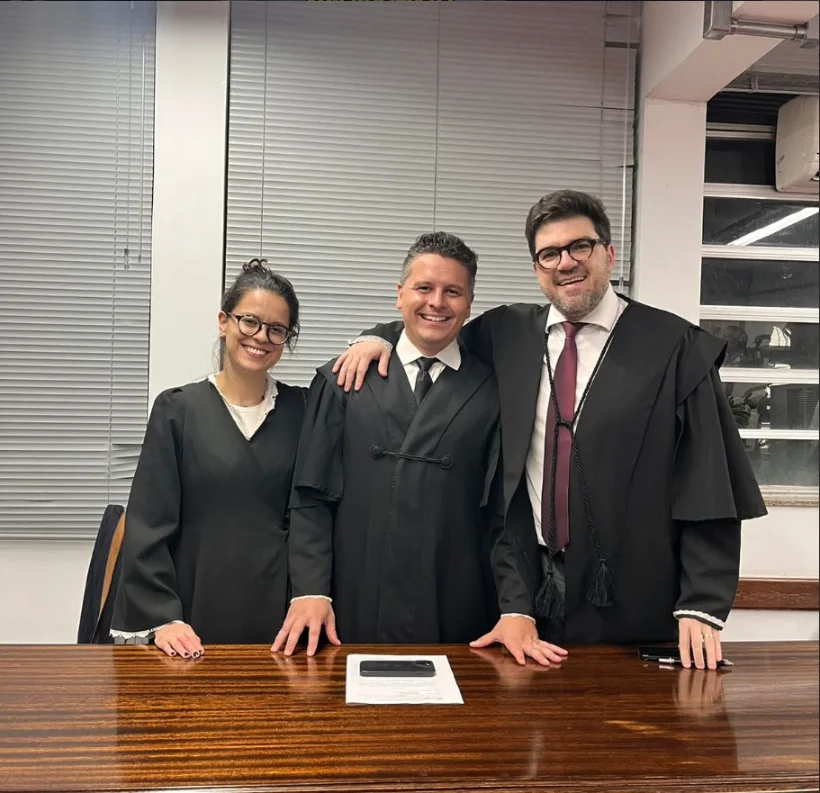 Dr. William Oliveira de toga com colegas advogados após sessão de julgamento